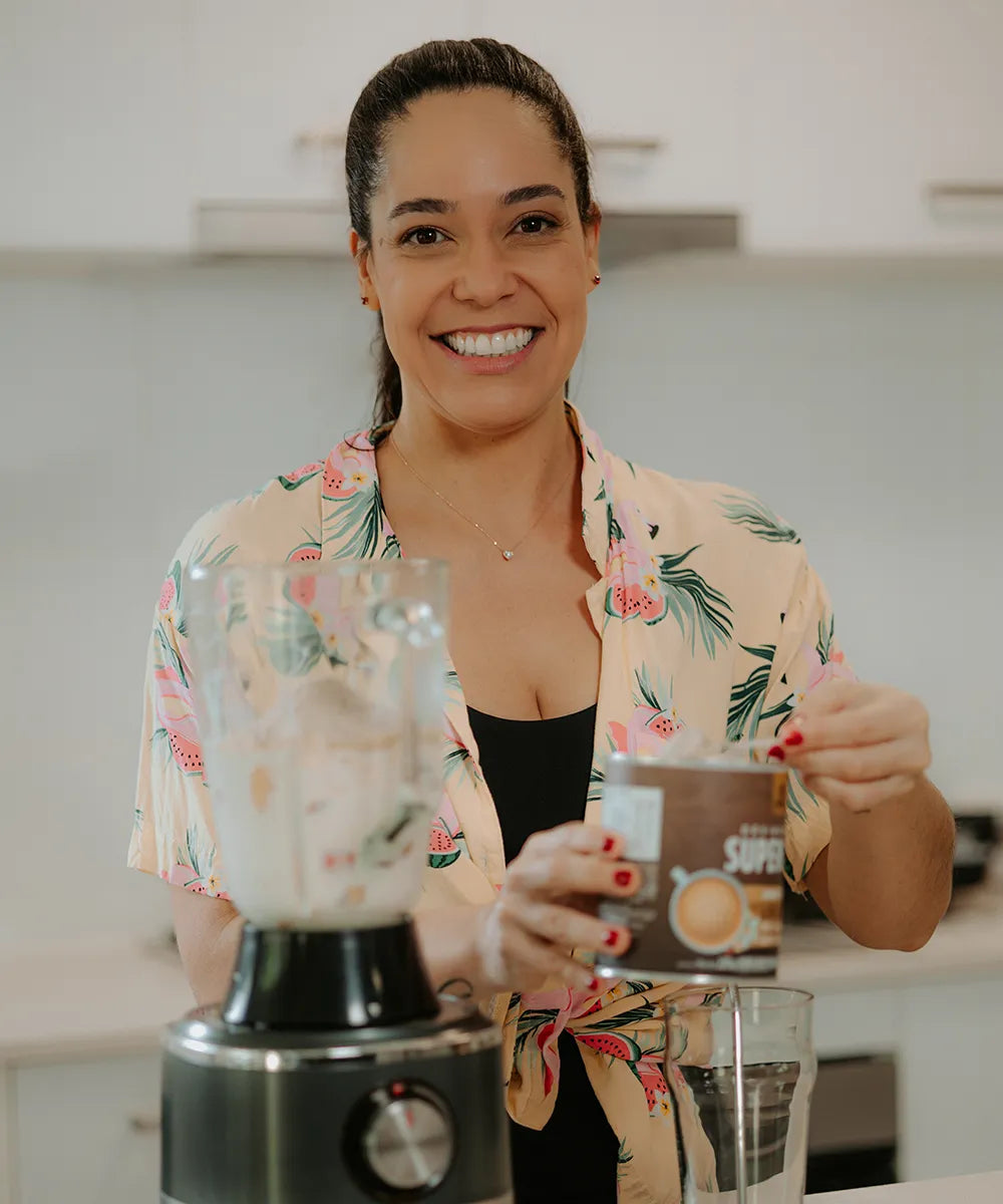 Sarah making a smoothie with Desincoffee