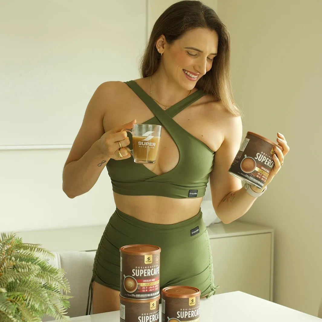 Woman drinking pre-workout Desincoffee and holding can of different flavours